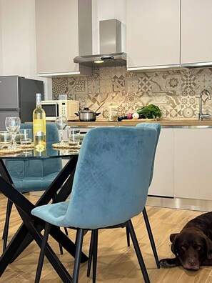 Dining - Kaskadental | Modern Apartment near Cagliari | Self-Check-in (Decimomannu)