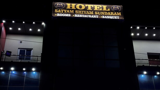 Een hotelschiltje waarop 'HOTEL' en 'RESTAURANT' duidelijk leesbaar zijn.