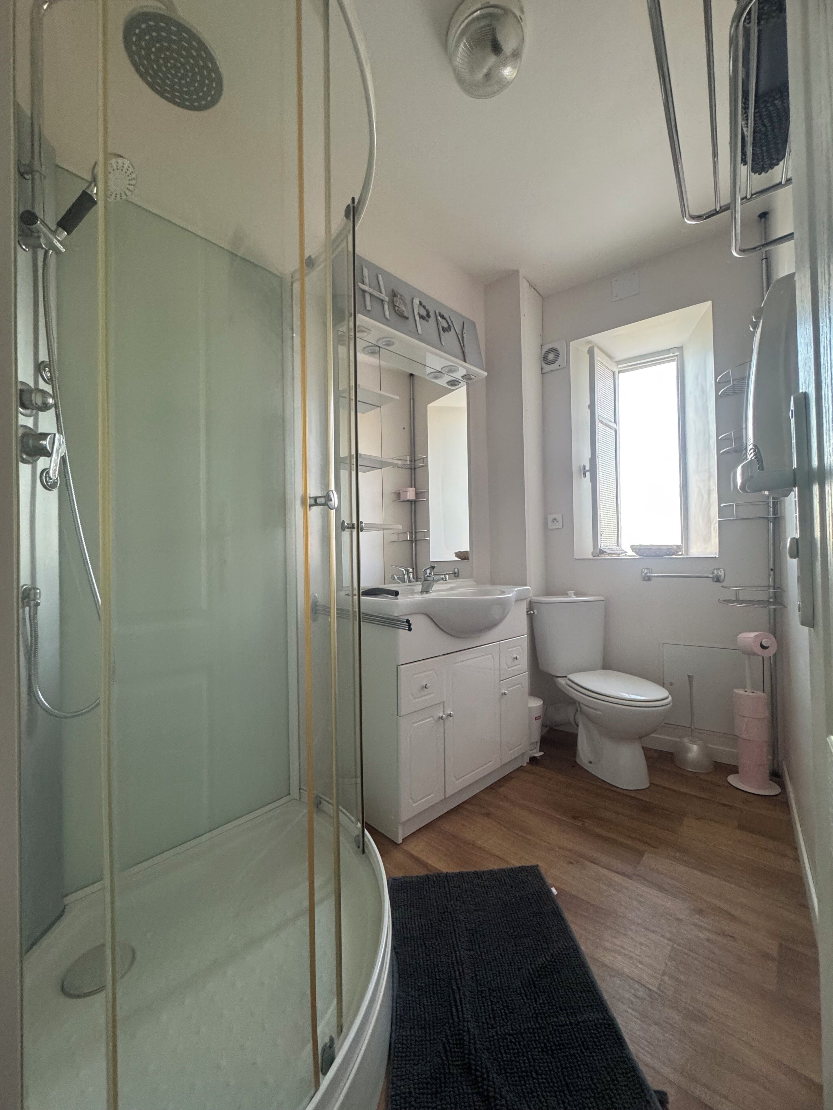 Een douche, een haardroger, handdoeken, toiletpapier