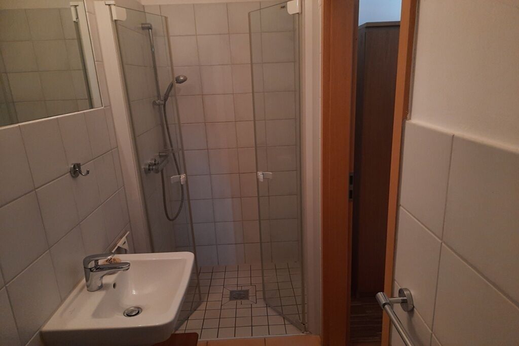 Dusche, Haartrockner, Handtücher, Toilettenpapier