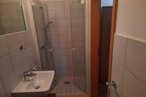 Dusche, Haartrockner, Handtücher, Toilettenpapier