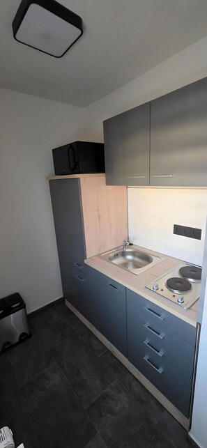 Private kitchen - Herzo Apartment – Central Holiday Home in Prime Location (Herzogenaurach)