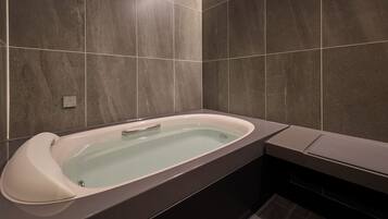 Room, Mountain View | Bathroom | Combined shower/tub, rainfall showerhead, free toiletries, hair dryer
