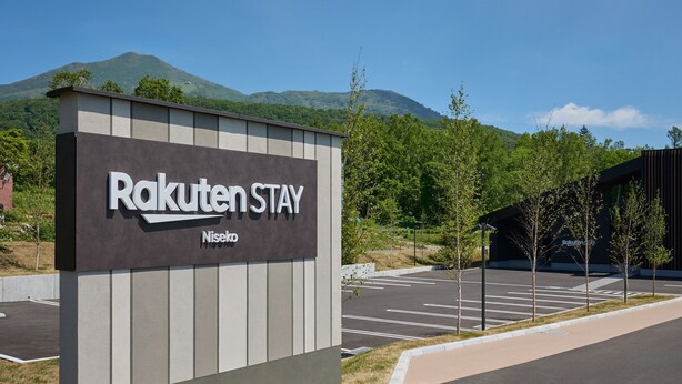 Et hotelskilt med 'Rakuten Stay Niseko', der angiver en placering i Niseko.