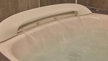 Indoor spa tub