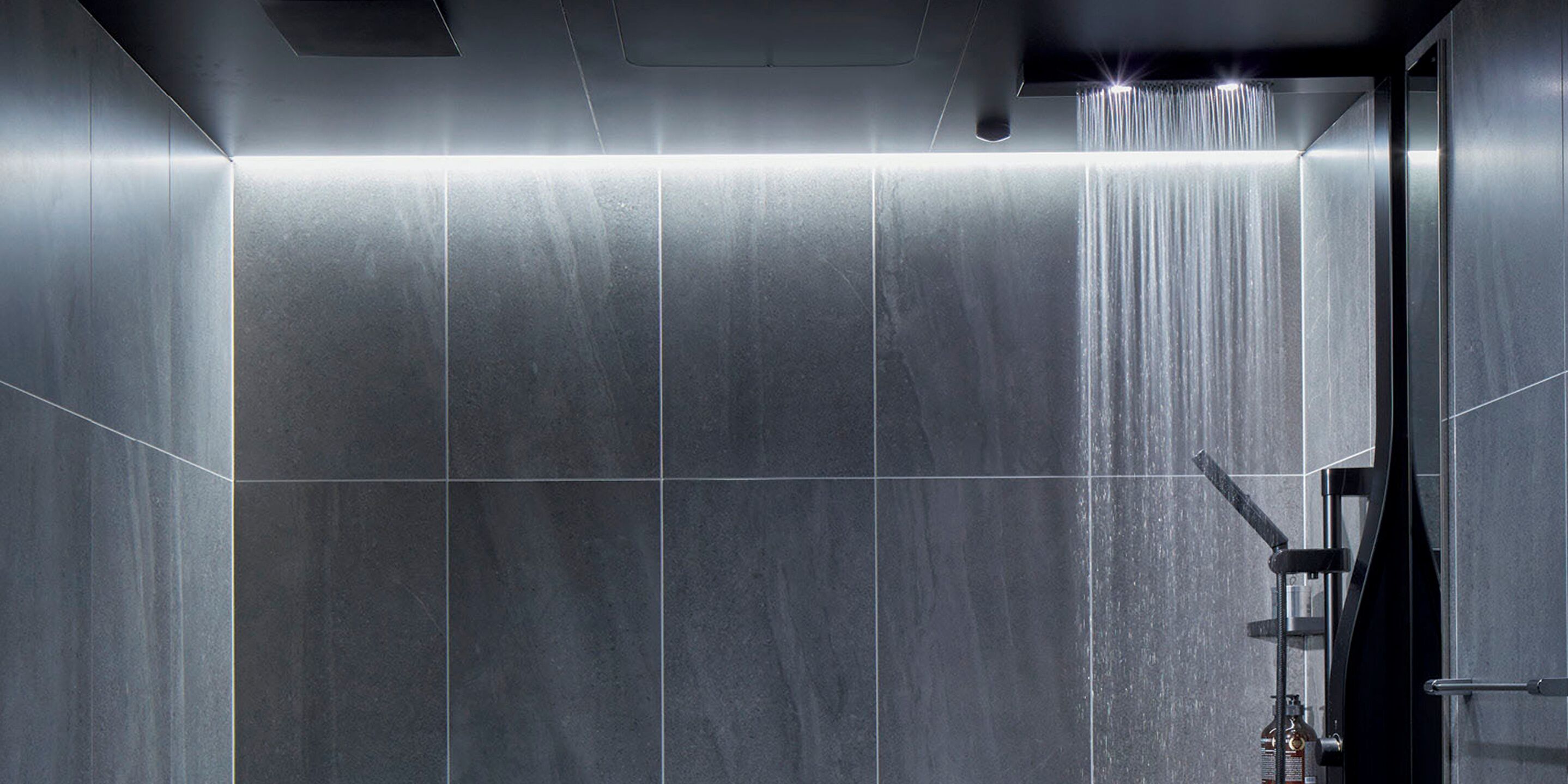 Combined shower/tub, rainfall showerhead, free toiletries, hair dryer