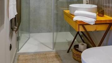Un bagno moderno con doccia vetro, un mobile bagno in legno con lavello e uno specchio.