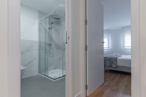 Comfort Duplex | Bathroom | Shower, hair dryer, towels, soap - Edmond Vibes Plaza de Castilla (Madrid)