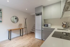 Comfort Duplex | Private kitchen | Full-sized fridge, microwave, oven, stovetop - Edmond Vibes Plaza de Castilla (Madrid)
