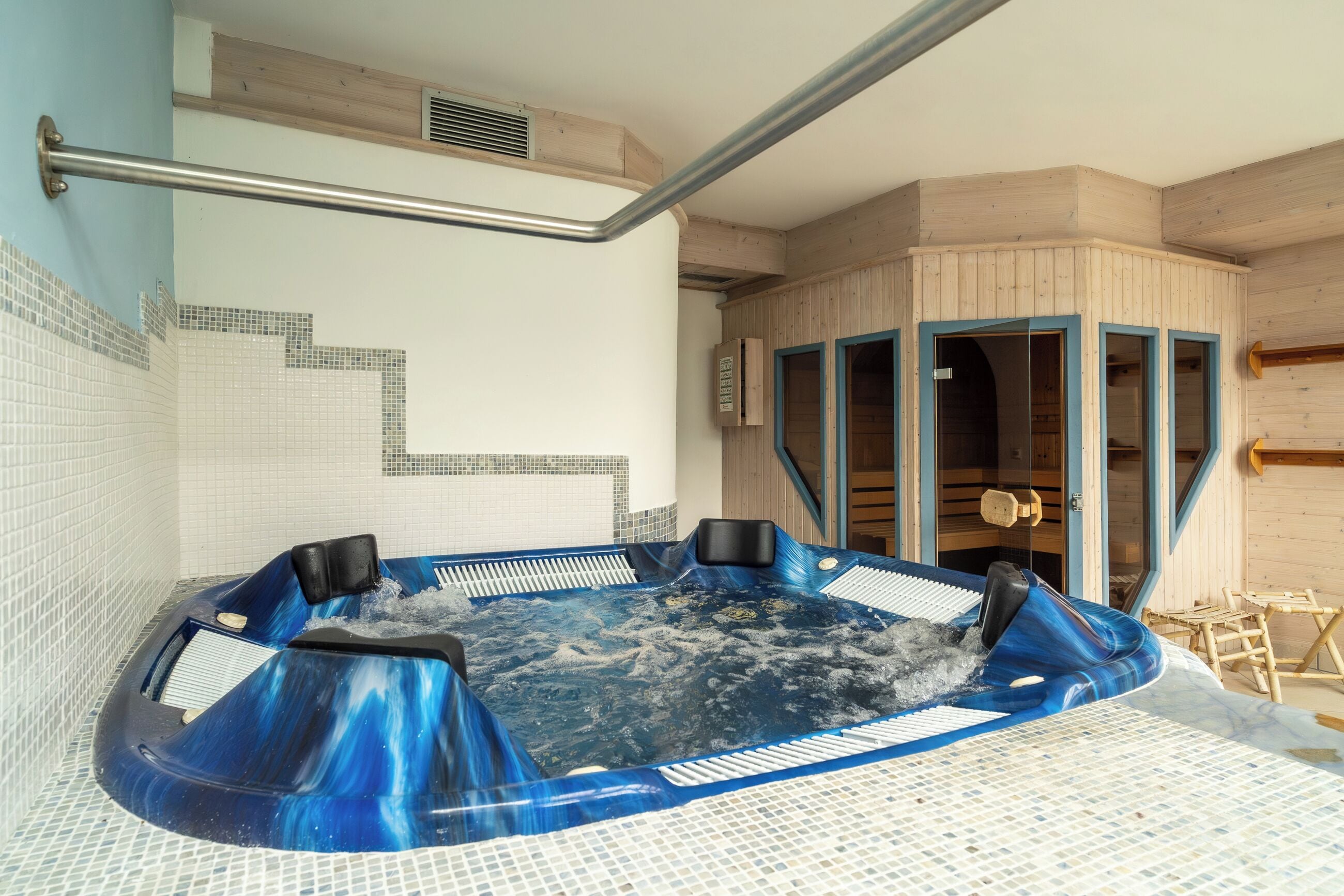 Sauna seca, banheira de hidromassagem
