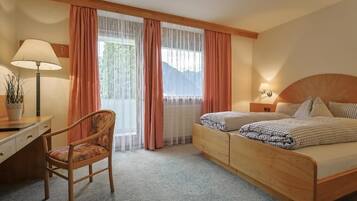 Habitació doble Comfort, balcó, vistes a la ciutat | Caixa forta a l'habitació i escriptori