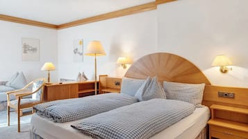 Quarto quádruplo clássico, vista para a cidade | Cofres nos quartos, escrivaninha, espaço de trabalho para notebook