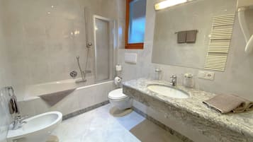 Quarto casal conforto, sacada, vista para a cidade | Cofres nos quartos, escrivaninha, espaço de trabalho para notebook