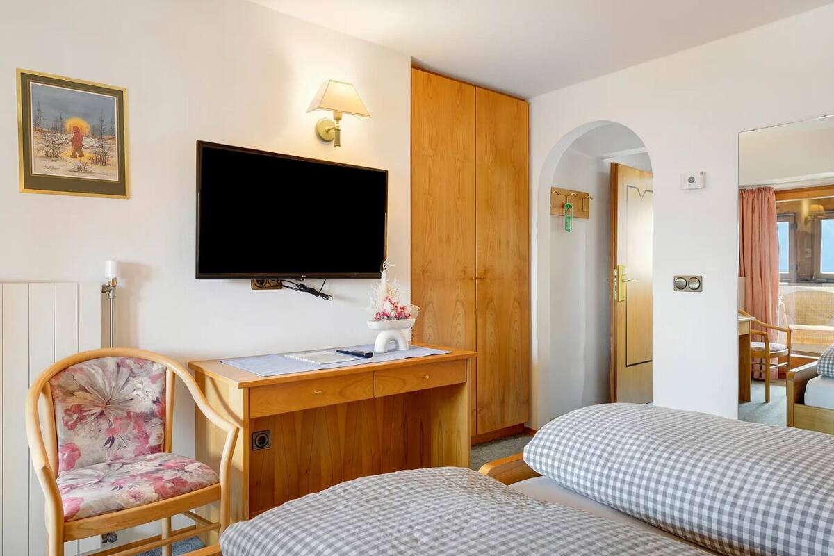 Habitación básica doble, balcón, vista a la ciudad | Caja de seguridad en la habitación y escritorio 