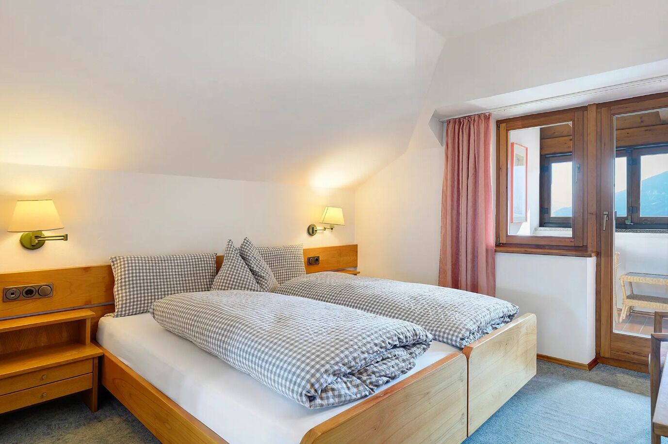 Basic-Doppelzimmer, Balkon, Stadtblick | Zimmersafe, Schreibtisch, laptopgeeigneter Arbeitsplatz