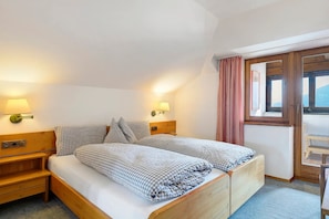 Habitación básica doble, balcón, vista a la ciudad | Caja de seguridad en la habitación y escritorio 