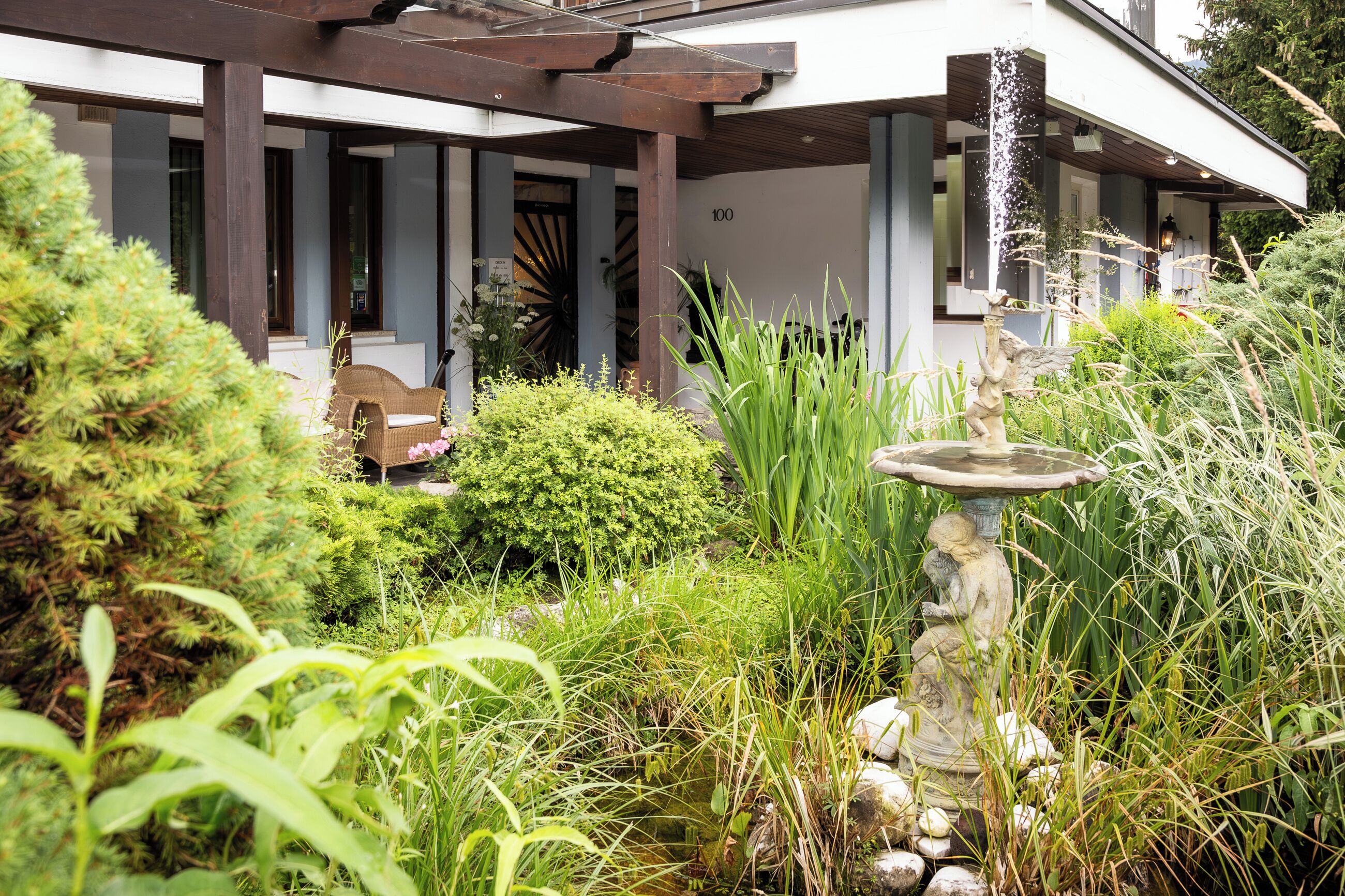 Pintu masuk properti