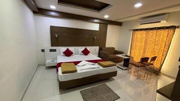 Deluxe Double Room, Balcony, Garden View | Laptop workspace, blackout curtains, soundproofing, iron/ironing board
