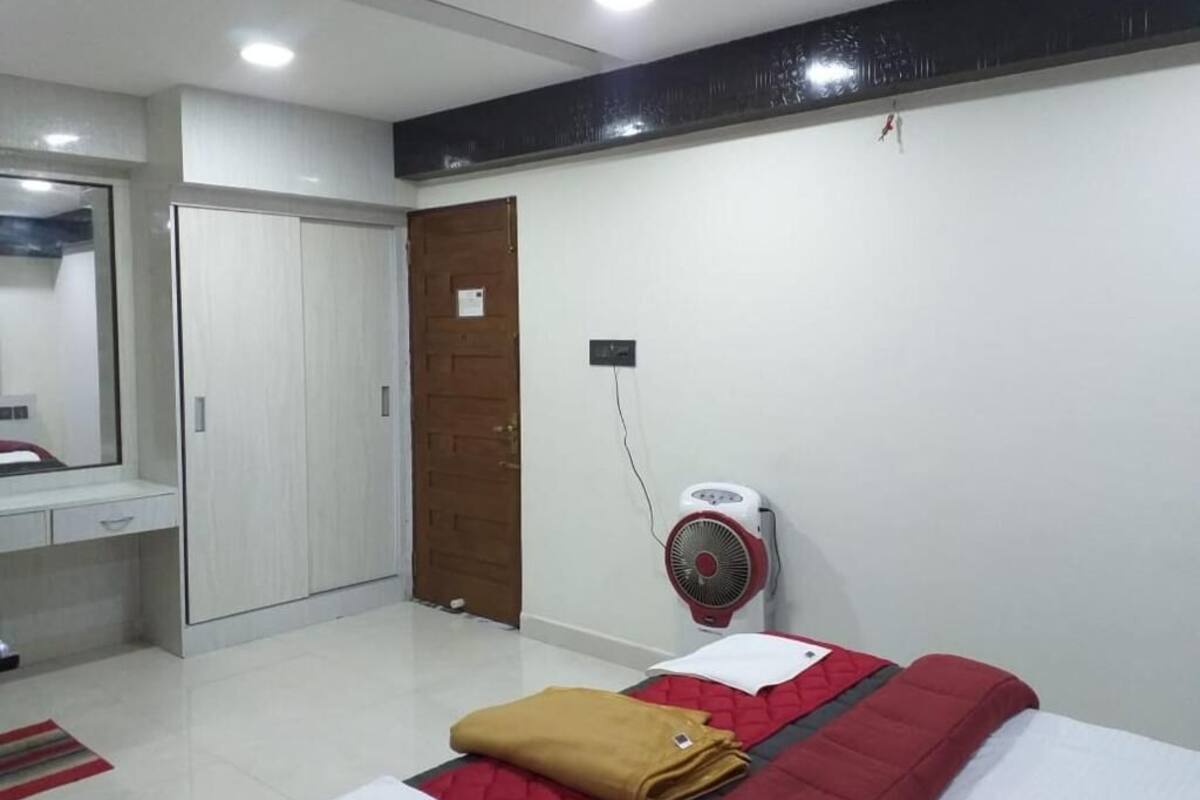Chambre de base double ou avec lits jumeaux, vue sur la ville | Espace de travail pour ordinateurs portables, rideaux d’obscurcissement