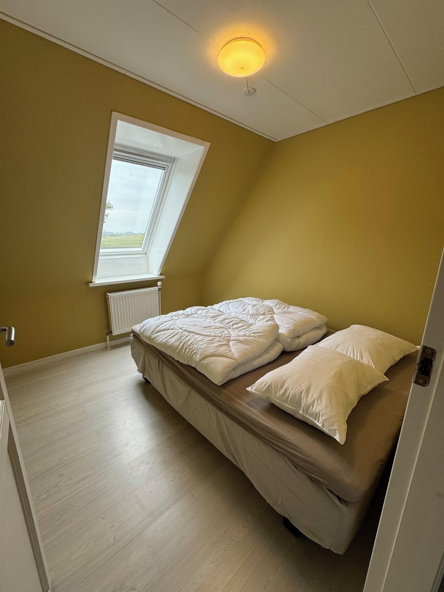 6 bedrooms, desk, iron/ironing board, travel cot
