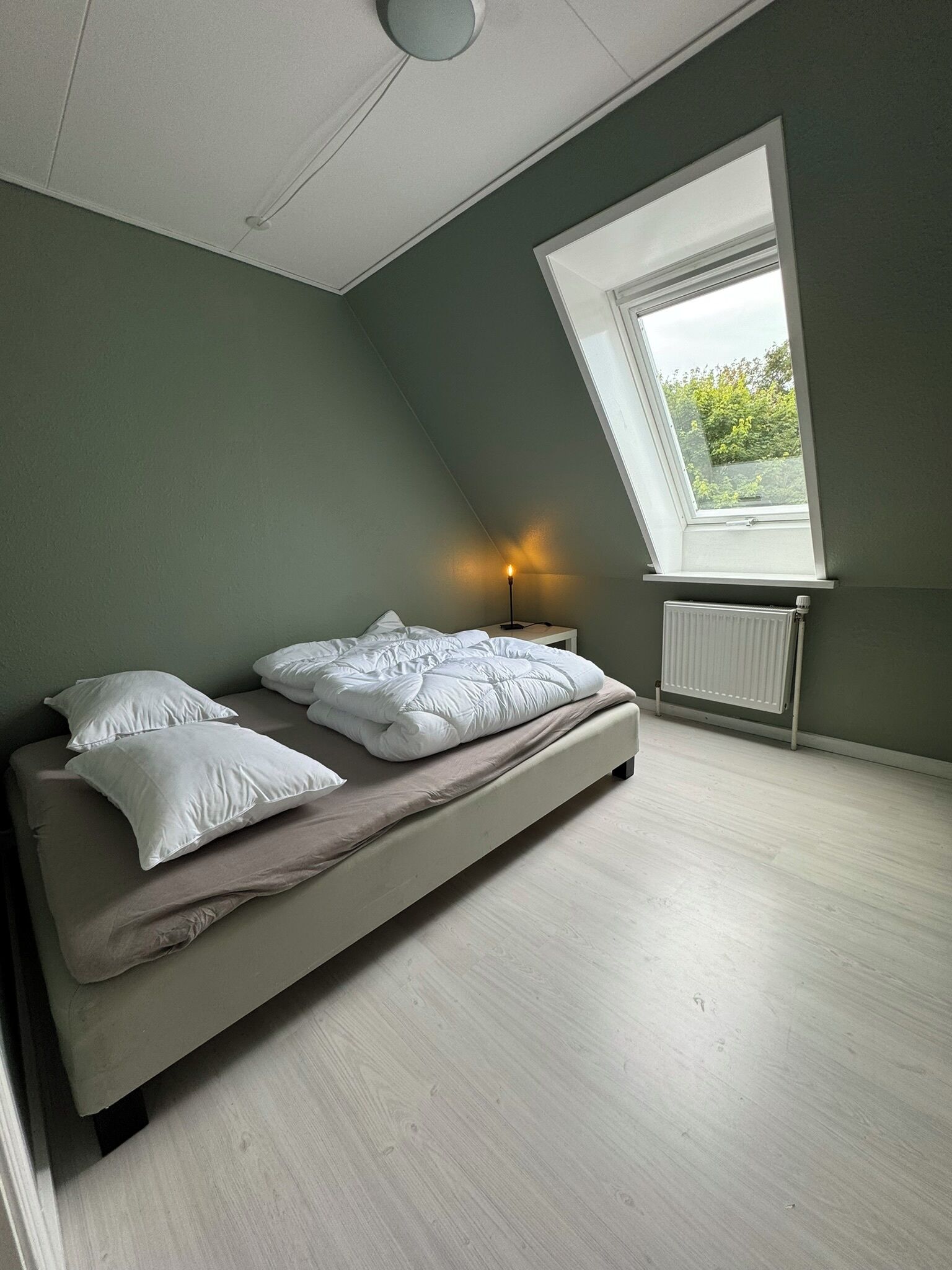 6 habitaciones, escritorio y tabla de planchar con plancha 