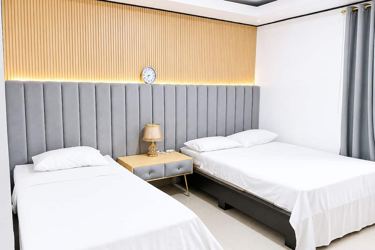 Deluxe Room | Premium bedding, iron/ironing board (on request), rollaway beds
