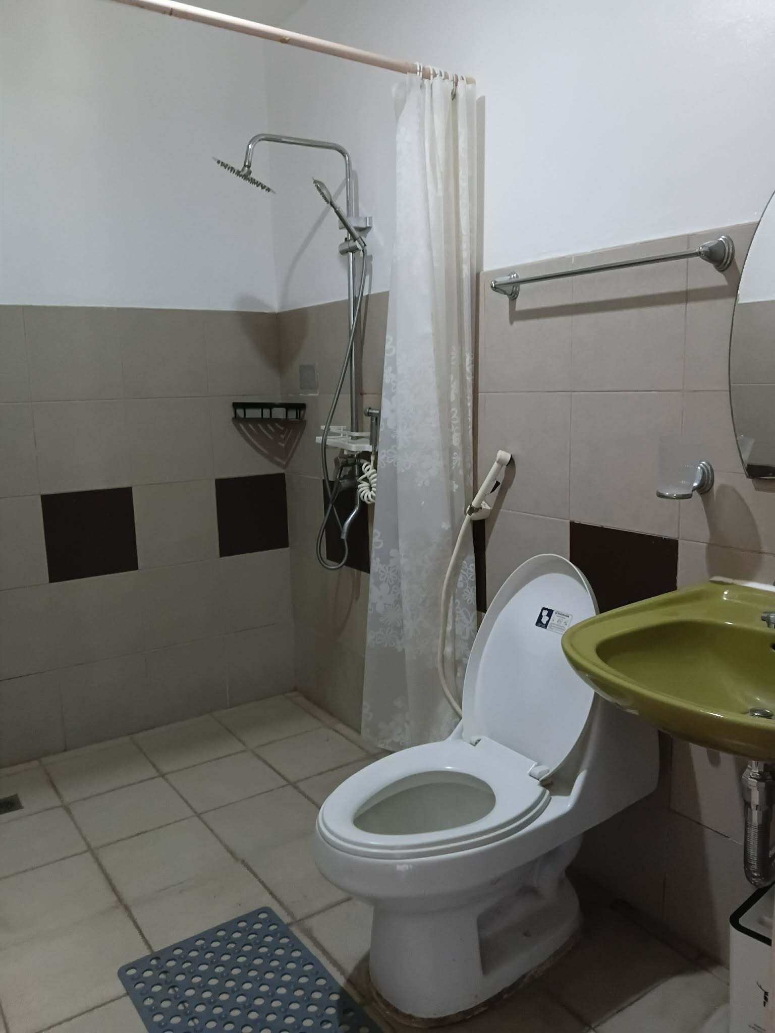 Un baño con inodoro, ducha y lavamanos.