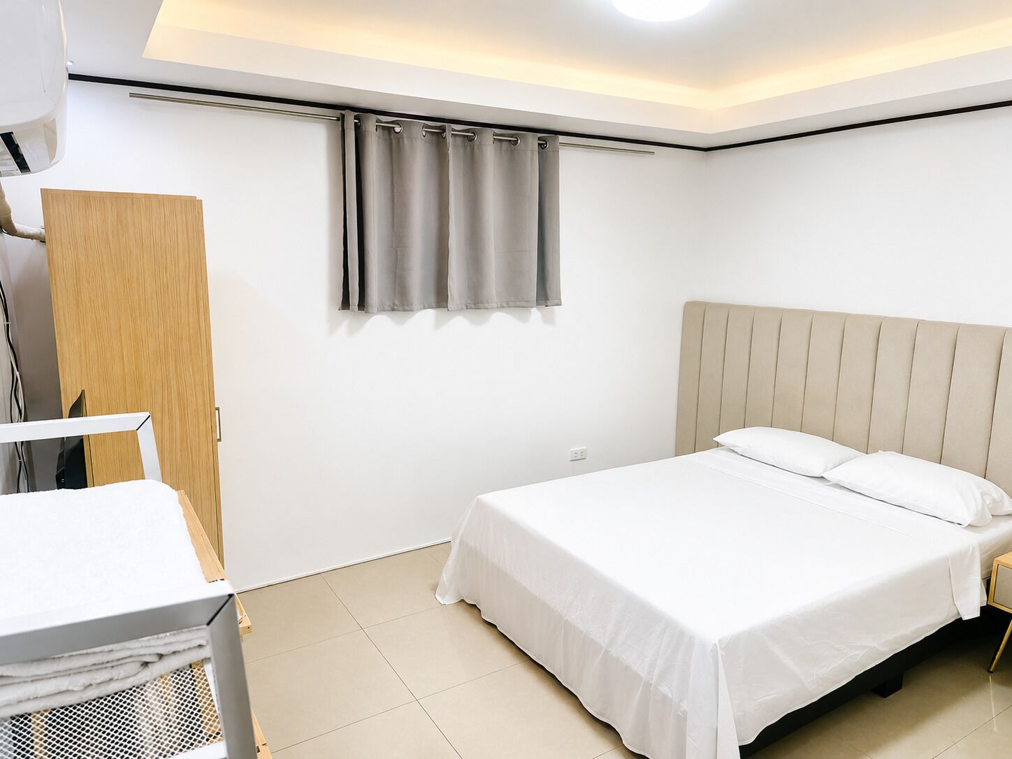 Una habitación de hotel con cama, escritorio y armario.