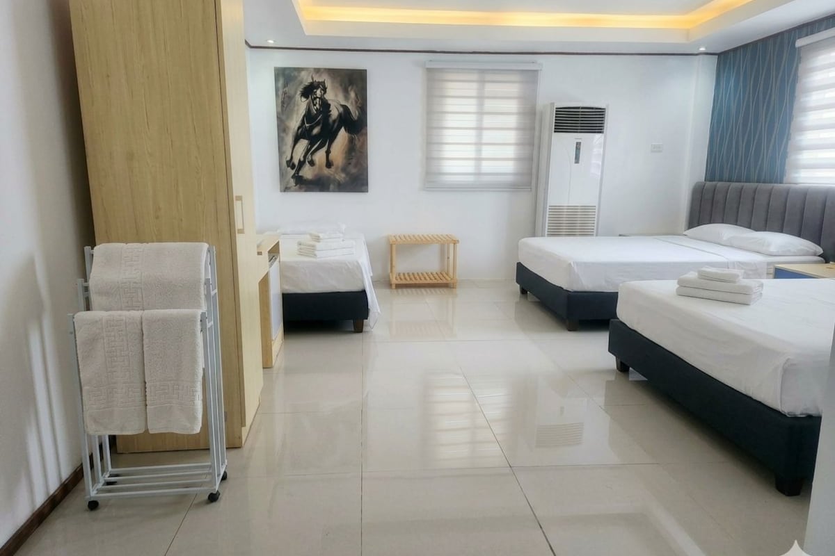 Luxury Room | Premium bedding, iron/ironing board (on request), WiFi (free)