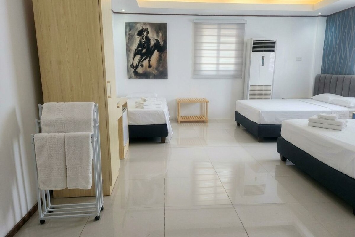 Luxury Room | Premium bedding, iron/ironing board (on request), WiFi (free)