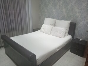 4 habitaciones, tabla de planchar con plancha, internet y ropa de cama 