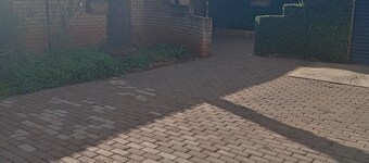 Hausvermietung mit 4 Schlafzimmern und Zugang zum Pool in Ngaka Modiri Molema
