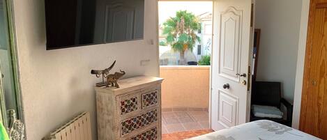 4 bedrooms, iron/ironing board, Internet