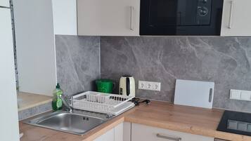 Coffee/tea maker, fridge, microwave, oven