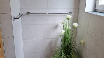 Dusche, Haartrockner, Handtücher