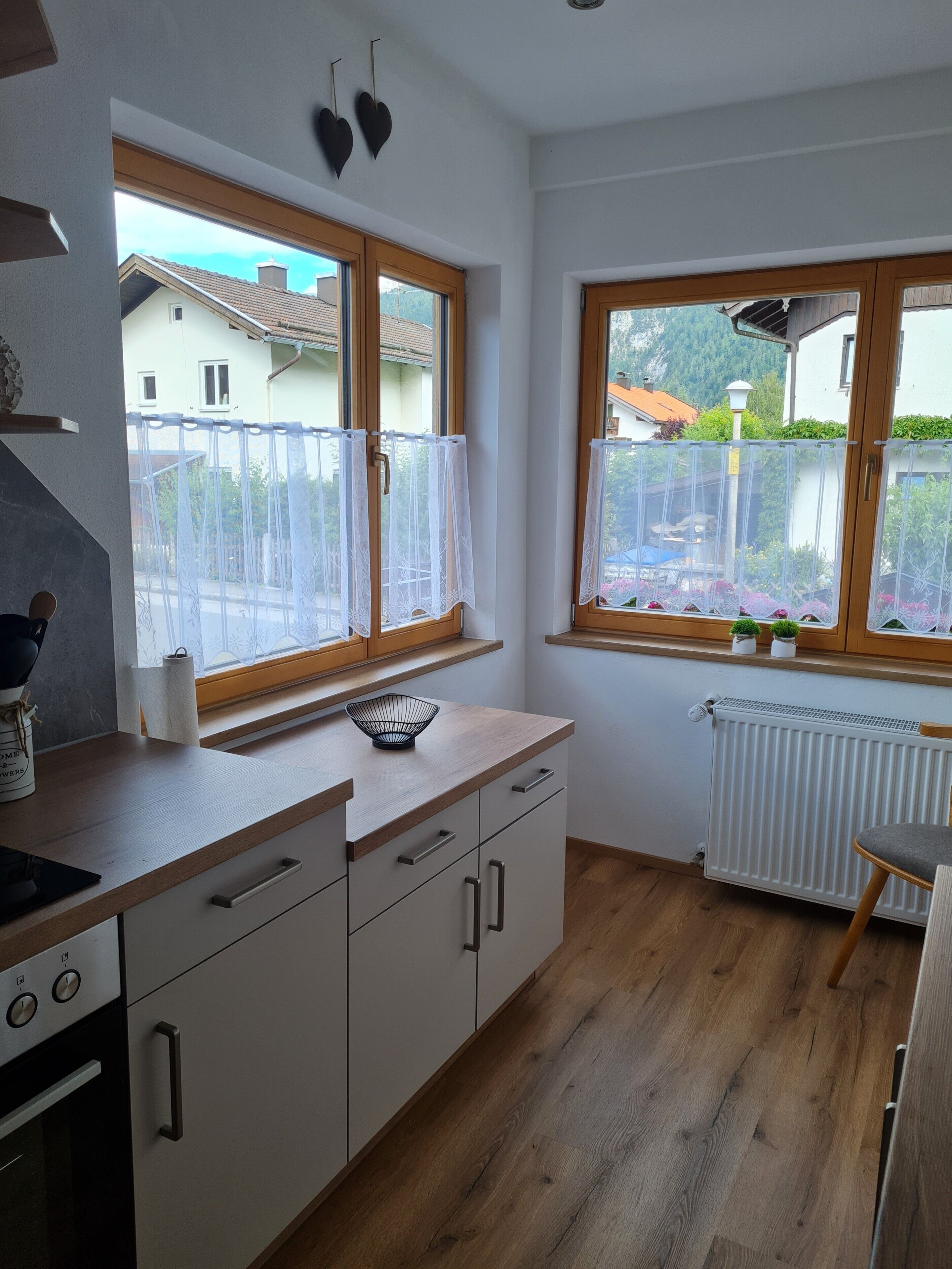 Wasserkocher mit Kaffee-/Teezubehör, Kühlschrank, Mikrowelle, Ofen