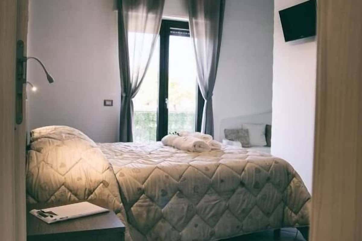 Deluxe Double Room, Balcony, Garden View | WiFi (free)