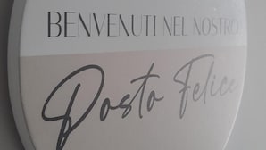 A sign with 'BENVENUTI NEL NOSTRO' and 'Dosto Felice' written on it. - alba magica (Agerola)