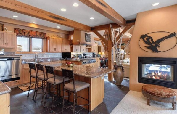 Coffee/tea maker, fridge, microwave, oven - Timeless Telluride: Space & Solitude In The Pines (Mountain Village)
