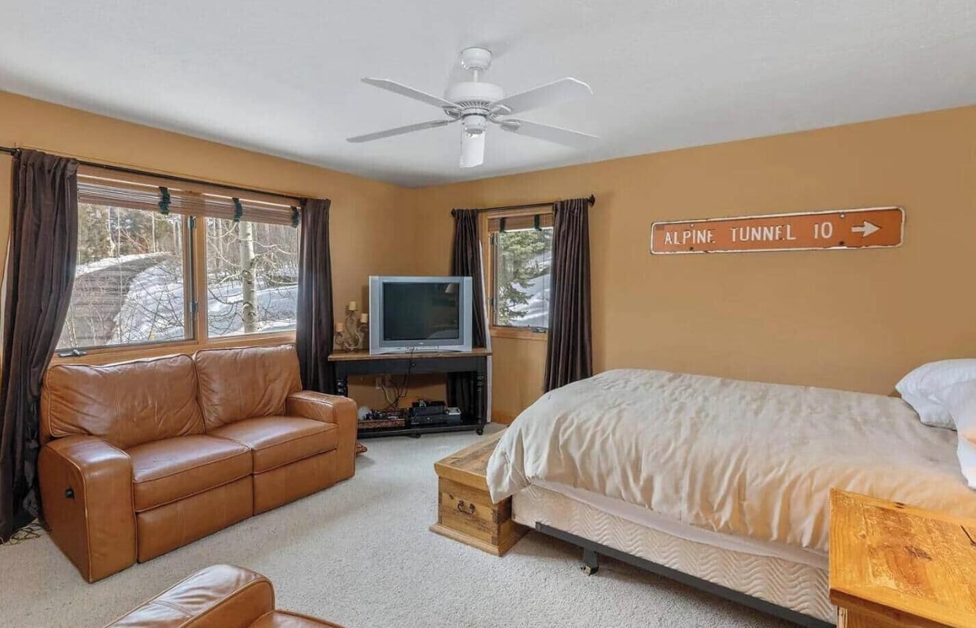 5 bedrooms, iron/ironing board, WiFi, bed sheets