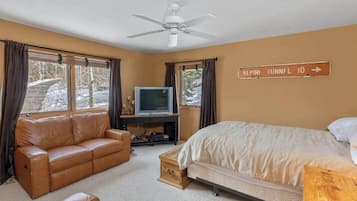 5 bedrooms, iron/ironing board, WiFi, bed sheets