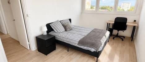 4 bedrooms, iron/ironing board, WiFi, bed sheets