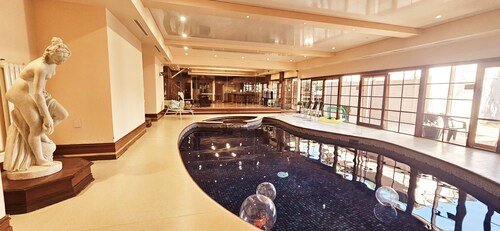 Luxurious 4-Bedroom House with Private Indoor Pool in Manningham