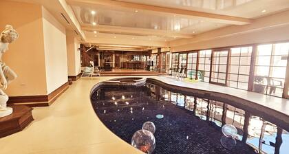 Luxurious 4-Bedroom House with Private Indoor Pool in Manningham