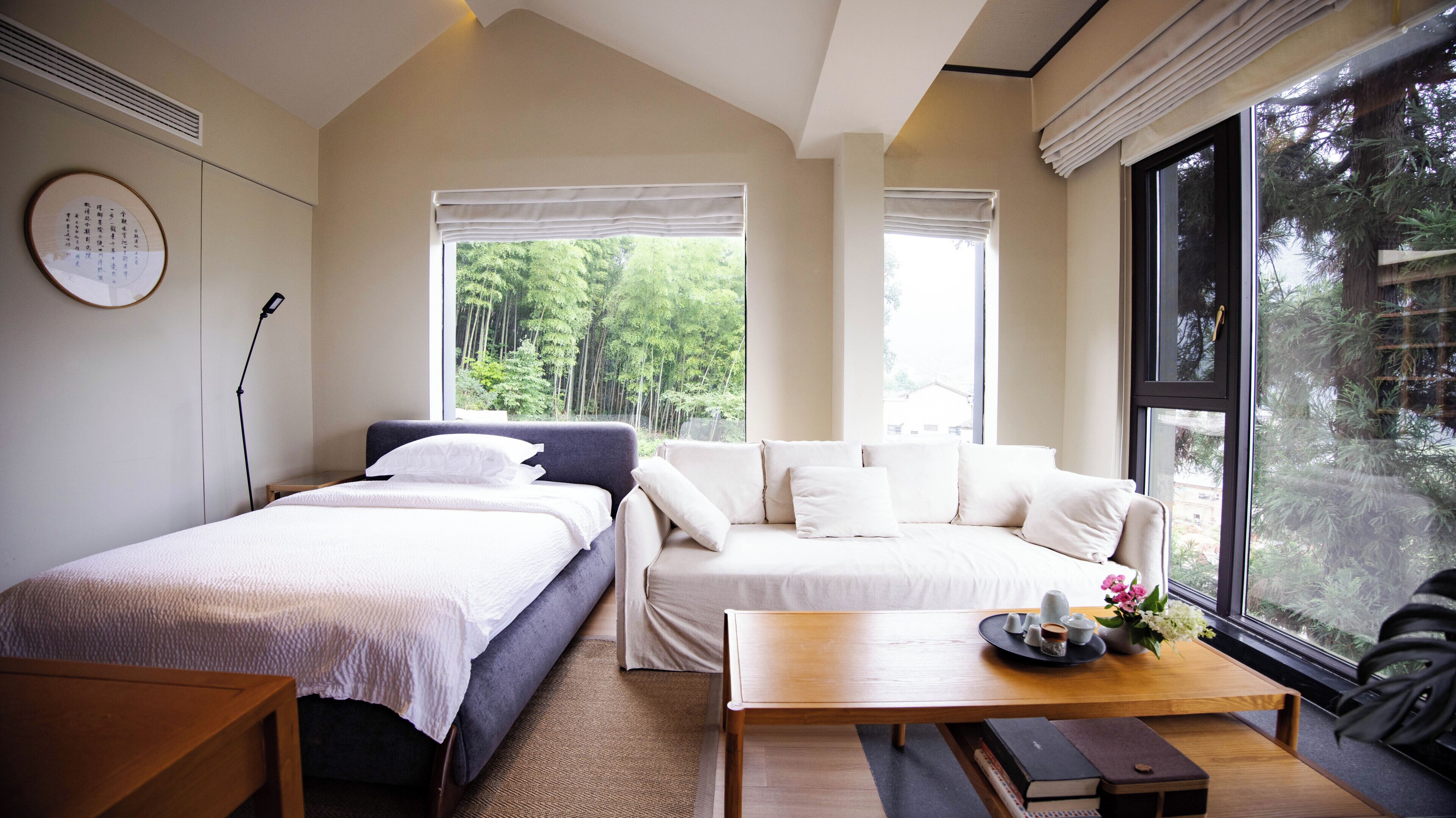 Suite Luxury | Copriletto in piuma, una scrivania, tende oscuranti, Wi-Fi gratuito