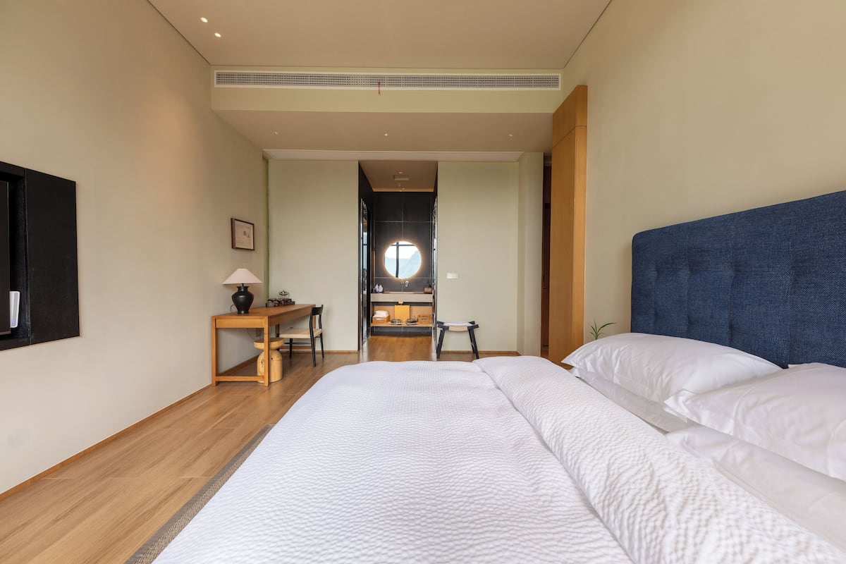 Quarto casal standard | Edredons de pluma, escrivaninha, cortinas blackout, Wi-Fi de cortesia