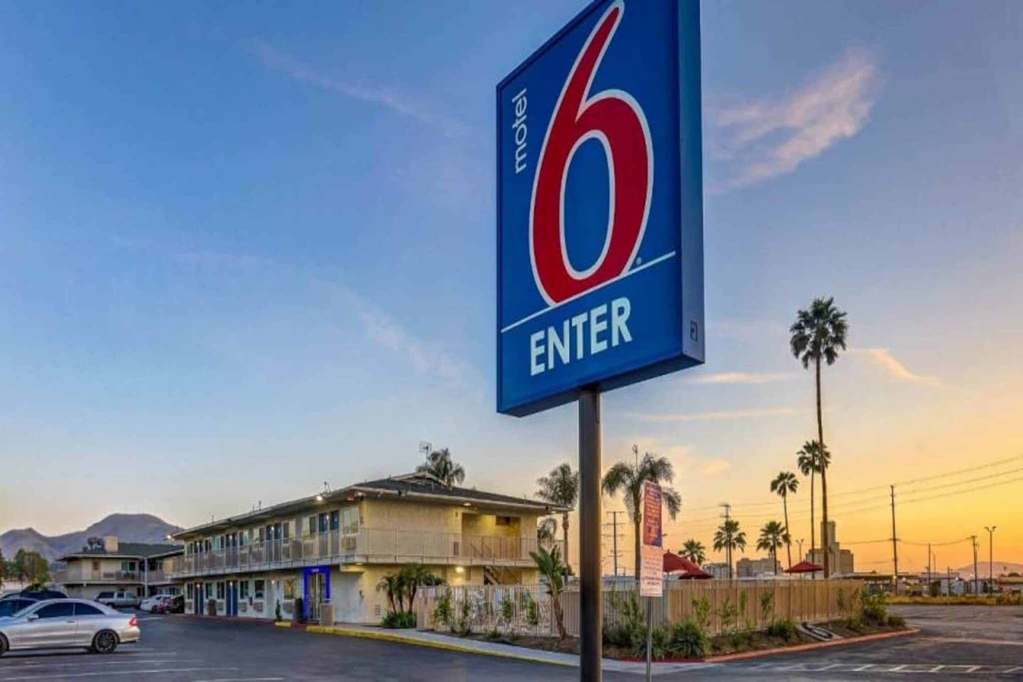 Señal de motel con el número 6 y la palabra 'ENTER' que indica la entrada.