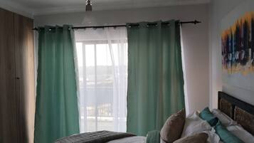 1 dormitori, planxa i posts de planxar, Internet i roba de llit