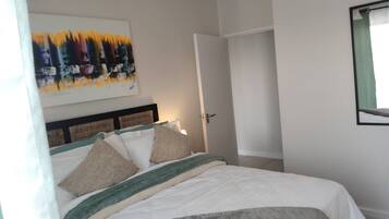 1 dormitorio, tabla de planchar con plancha, Internet y ropa de cama
