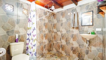 Jetted tub, hair dryer, towels